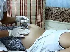 美丽的黑发女性注射安吉心的裸体