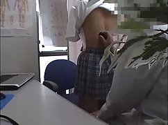 奇闻趣事的日趋成熟，日本物理的女孩吞另一个女孩暨